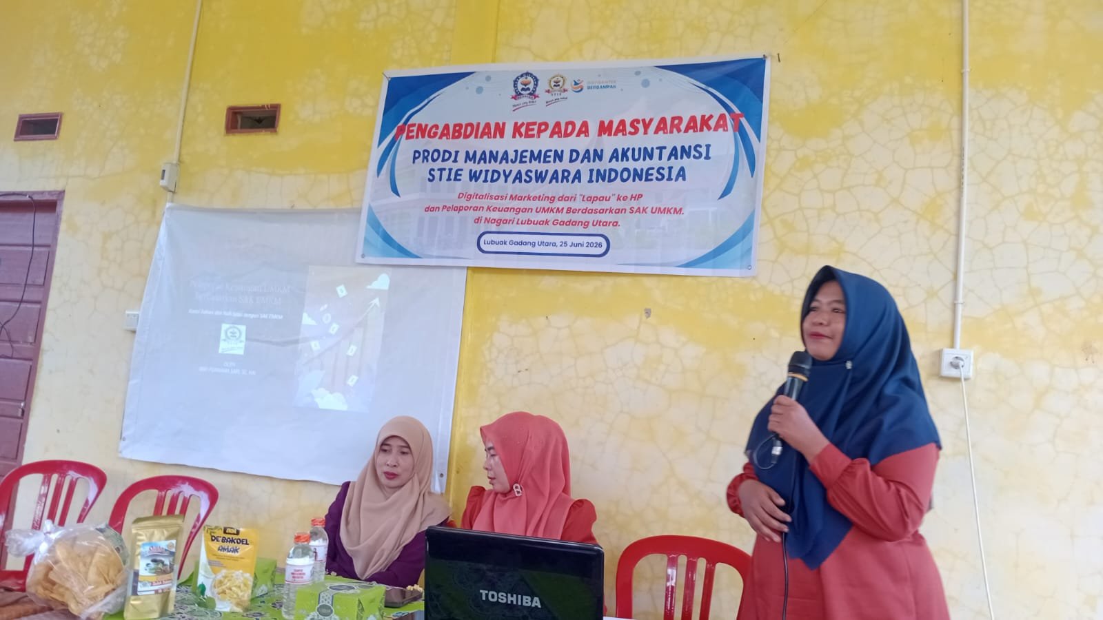 Digitalisasi marketing dari lapau ke HP dan Pelaporan Keuangan UMKM Berdasarkan SAK UMKM di Nagari Lubuak Gadang Utara